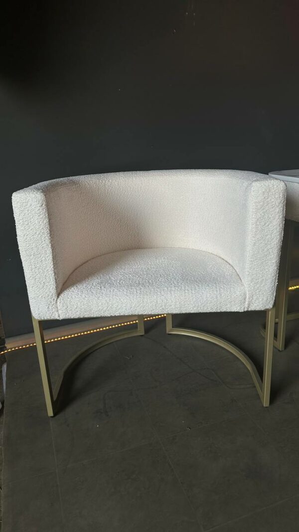 Крісло Loft Oval біле букле на чорному металевому каркасі