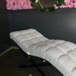 Кушетка для нарощення вій Loft анатомічна, біла букле, чорна основа