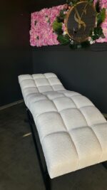 Кушетка для нарощення вій Loft анатомічна, біла букле, чорна основа - Зображення 2