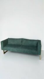 Диван Lounge 140 см зелений букле з подушками, золота основа