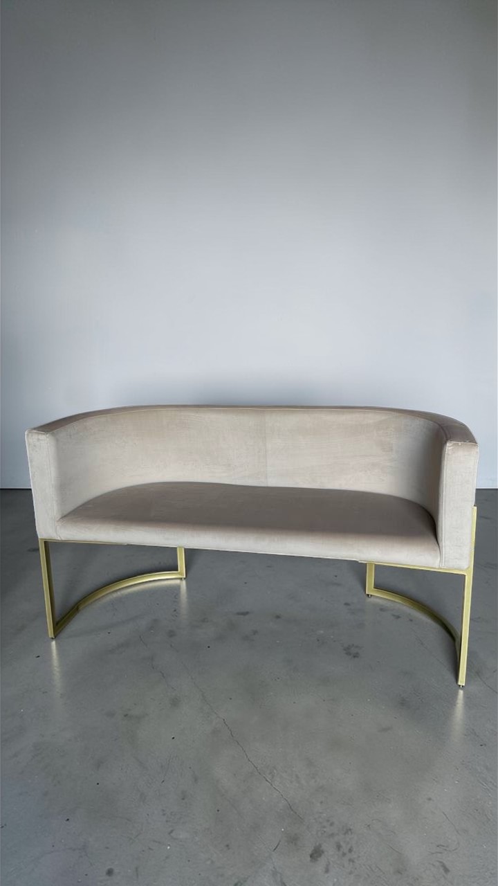 5316538015276537491 — копия Диван Loft овальний 130см бежевий велюр, золота основа - Зображення 1