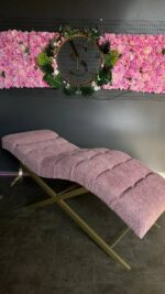 Кушетка  анатомічна Loft для нарощення вій, квадратна прошивка, золота основа, рожева тканина букле - Зображення 2