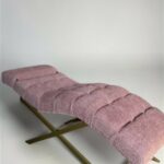Кушетка  анатомічна Loft для нарощення вій, квадратна прошивка, золота основа, рожева тканина букле
