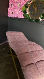 Кушетка  анатомічна Loft для нарощення вій, квадратна прошивка, золота основа, рожева тканина букле - Зображення 3