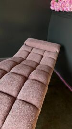 Кушетка  анатомічна Loft для нарощення вій, квадратна прошивка, золота основа, рожева тканина букле - Зображення 5