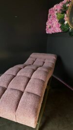 Кушетка  анатомічна Loft для нарощення вій, квадратна прошивка, золота основа, рожева тканина букле - Зображення 6