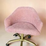 Стілець Classic на колесах, золота база, рожева тканина букле