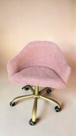 Стілець Classic на колесах, золота база, рожева тканина букле