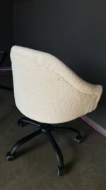 Стілець Classic на колесах, чорна основа, біла тканина букле - Зображення 3