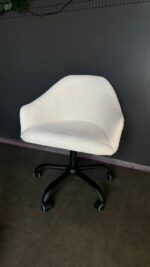 Стілець Classic на колесах, чорна основа, біла тканина букле - Зображення 2