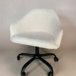 Стілець Classic на колесах, чорна основа, біла тканина букле