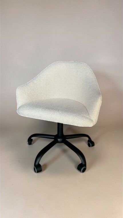 Стілець Classic на колесах, чорна основа, біла тканина букле