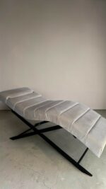 Анатомічна кушетка Loft для салонів краси, продольна прошивка, чорна основа, сіра велюрова тканина - Зображення 2