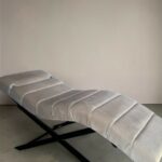 Анатомічна кушетка Loft для салонів краси, продольна прошивка, чорна основа, сіра велюрова тканина