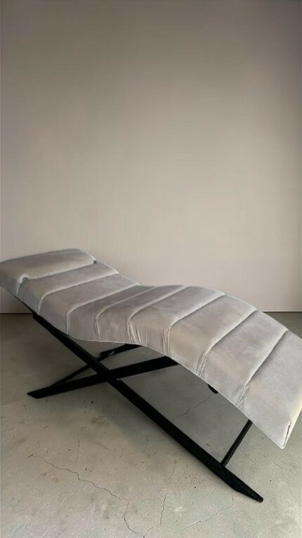 Анатомічна кушетка Loft для салонів краси, продольна прошивка, чорна основа, сіра велюрова тканина