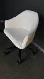 Стілець Classic на колесах, чорна основа, біла тканина букле - Зображення 4