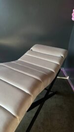 Анатомічна кушетка Loft для салонів краси, продольна прошивка, чорна основа, сіра велюрова тканина - Зображення 5