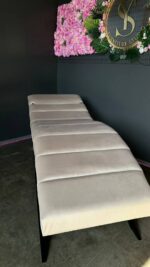 Анатомічна кушетка Loft для салонів краси, продольна прошивка, чорна основа, сіра велюрова тканина - Зображення 3