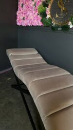 Анатомічна кушетка Loft для салонів краси, продольна прошивка, чорна основа, сіра велюрова тканина - Зображення 4