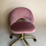 Стілець Mood на колесах золото, велюр пудрово-рожевий | Сучасний офісний / косметичний стілець