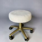 Стілець Таблетка на колесах, золота основа | М’який стілець для майстра / салону