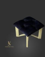 Чорна підставка для сумок Loft з м'яким сидінням та золотою металевою основою для салону краси.