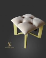 Бежева підставка для сумок Loft на золотому металевому каркасі для салону краси, студії або дому.