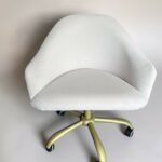 Стілець Classic на колесах золото велюр бежевий