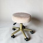 Стілець таблет на колесах золото бежевий велюр | Майстер-стілець для салону