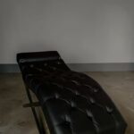 Кушетка лофт каретна чорна екошкіра з регулюванням | Кушетка для салону краси