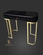 Косметичний столик Art Lux у чорному кольорі з ефектом чорного мармуру та золотою металевою основою.
