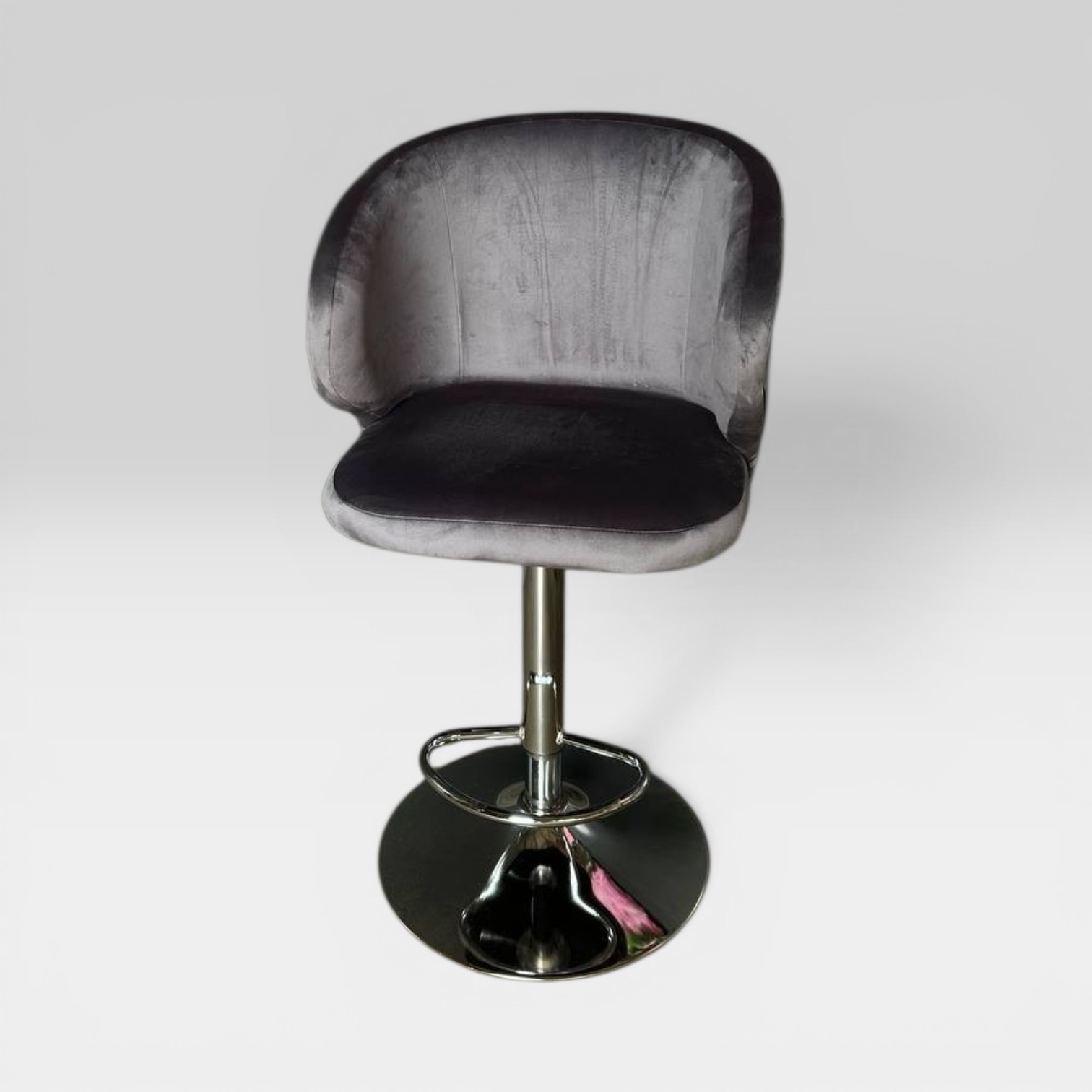 studioshot_square_cyclo Стілець Олсей барний срібло сірий велюр | Крісло для салону краси - Зображення 1