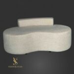 Дизайнерський диван органічної форми у тканині bouclé Alpaca 12 світлого відтінку. Сучасний диван для салону краси, зони очікування, рецепції або стильного інтер’єру.