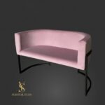 Рожевий диван Loft Oval у сучасному стилі з м’якою велюровою оббивкою та чорною металевою основою на темному фоні. Компактний диван для салону краси, зони очікування, рецепції або офісу.
