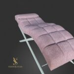 Кушетка Loft для нарощення вій з квадратною прошивкою, тканина букле рожевого кольору, біла металева основа, анатомічна форма для комфортної роботи майстра