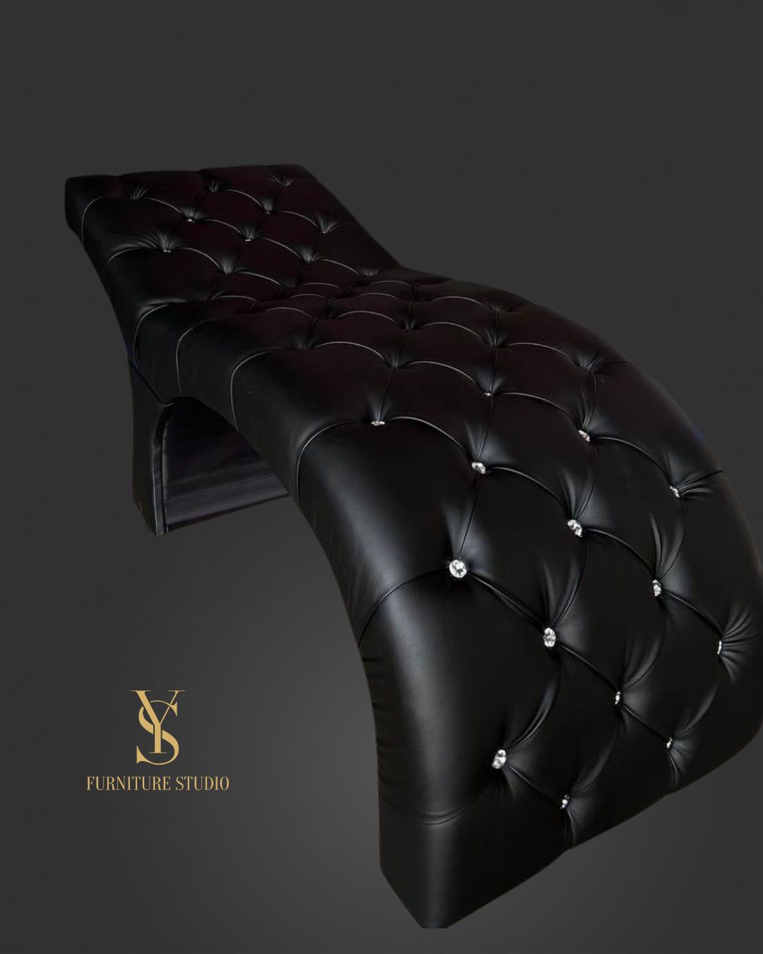 classic-lash-couch-black-eco-leather-crystal-buttons.jpg Кушетка Classic для нарощення вій з каретною прошивкою та стразами, чорна екошкіра