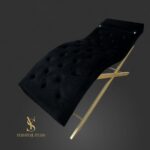 Кушетка Loft для нарощення вій у чорному велюрі із золотистою металевою основою, каретною прошивкою та регульованим узголів'ям