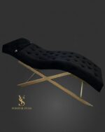 Кушетка Loft для нарощення вій у чорному велюрі із золотистою металевою основою, каретною прошивкою та регульованим узголів'ям